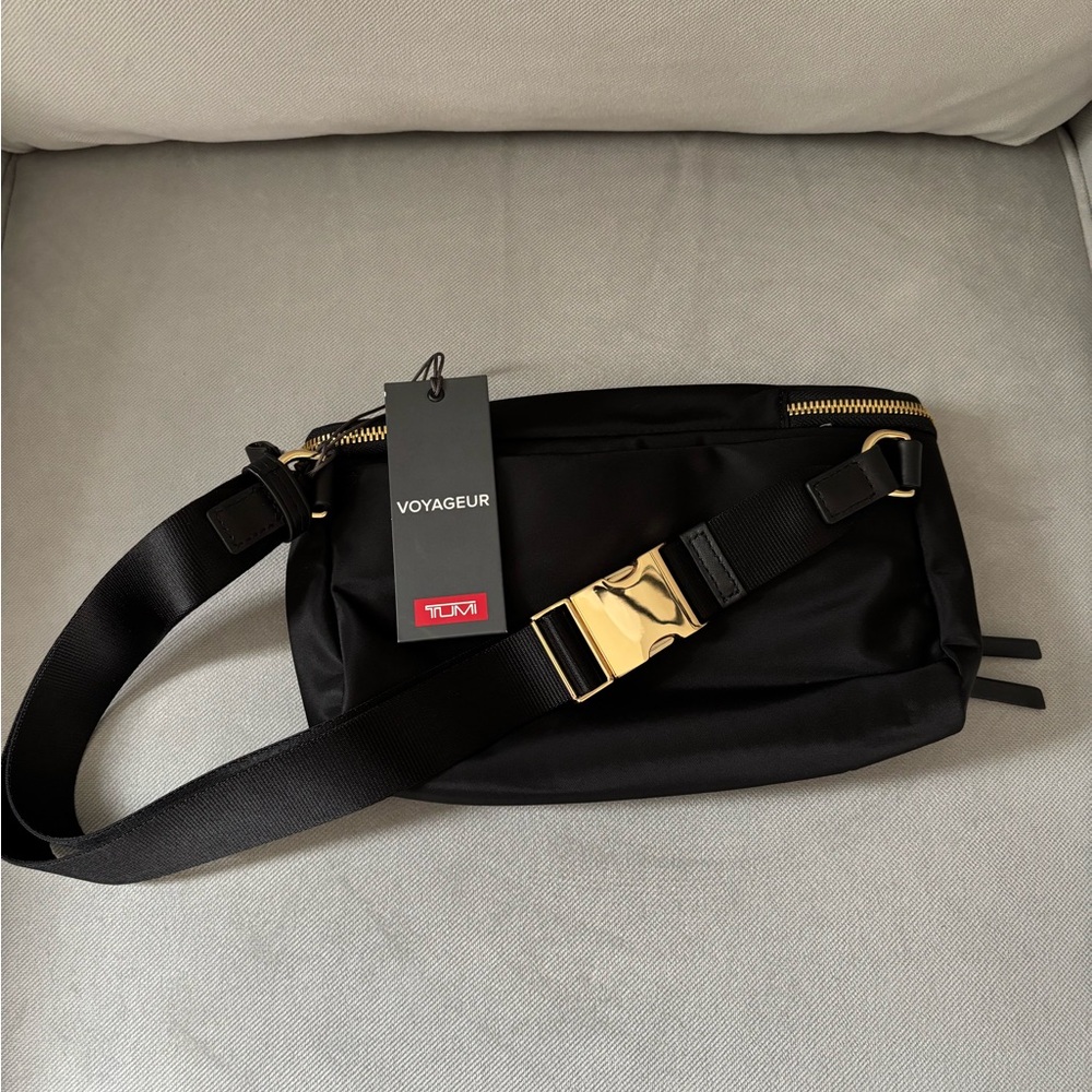 Authentic TUMI Madison Hip Bag NWT - Picture 2 of 9